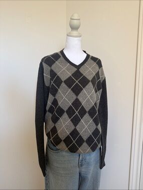 Men's Charcoal & Light Gray Argyle V-Neck Sweater